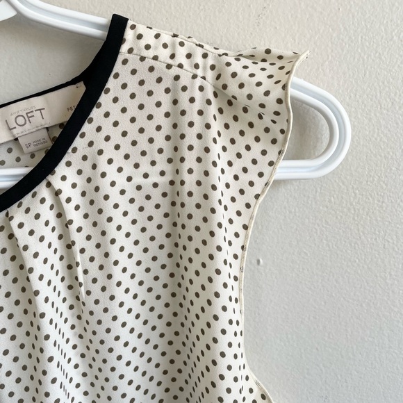 LOFT CREAM SLEEVELESS TOP BLACK DOTS RUFFLED SHOULDERS - Picture 4 of 7